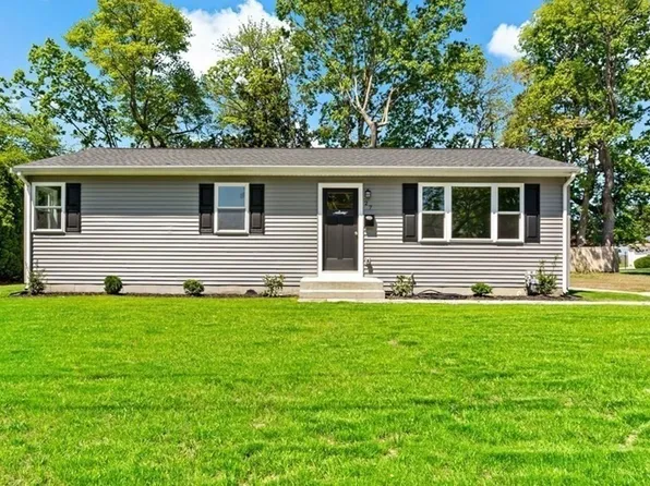 27 Woodridge Rd, Somerset, MA 02726