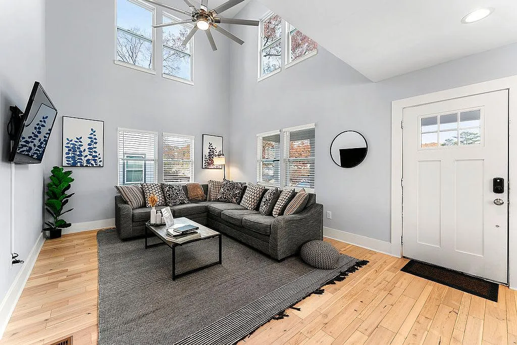 4 bed, 3.5 bath, 3100 sqft, $8,500 — Photo 2