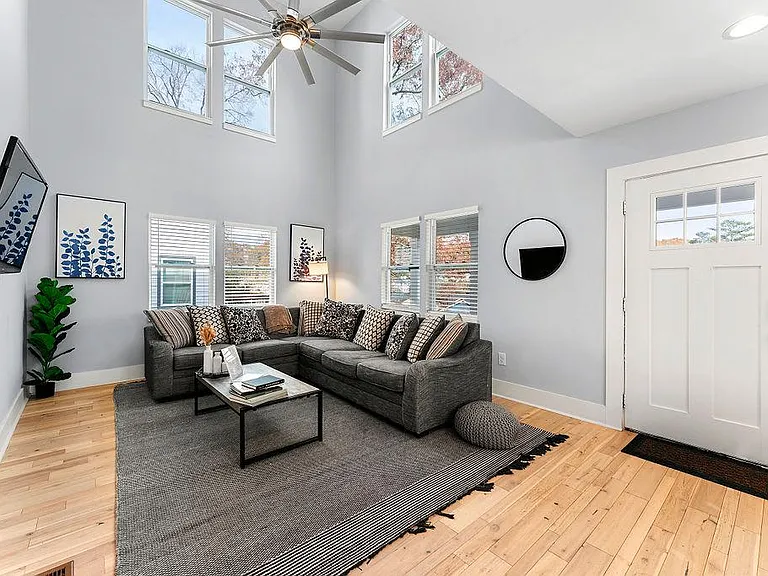 209 Clay St SE — Photo 2
