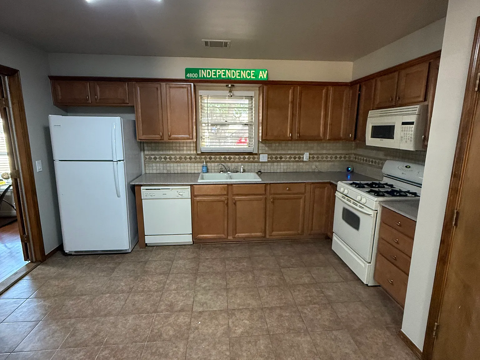 5 bed, 1720 sqft, $2,000 — Photo 4