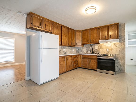 5th image of 1017 White Pine St