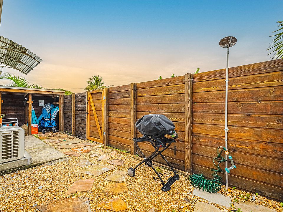 This 1BR short term rental in Cocoa Beach includes a private patio with BBQ. We also lend you beach carts, umbrellas and chairs. You even have an outdoor shower for sandy feet & toes!