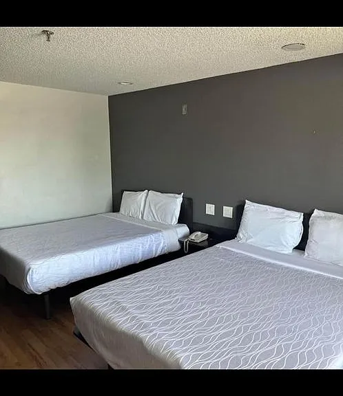 6730 N Blackstone Ave — Photo 4