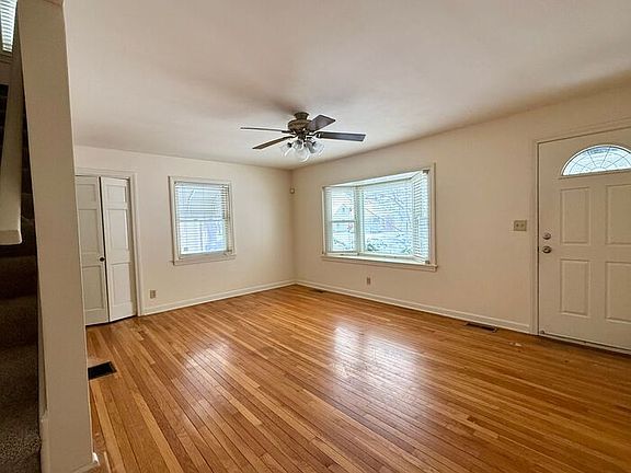 3rd image of 3252 Medina Ave