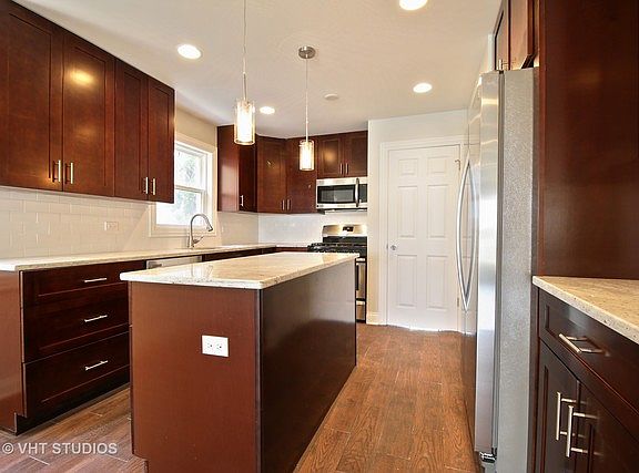 4th image of 9714 S Maplewood Ave