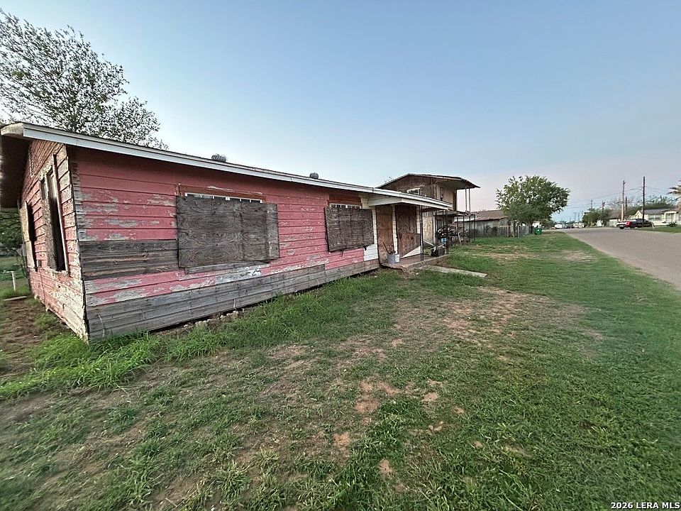 1st image of 111 SW LANE ST
