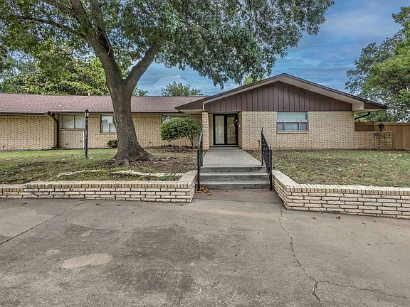 2nd image of 901 Hillcrest Dr