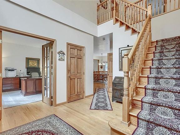 5th image of 10 Valerie Ct