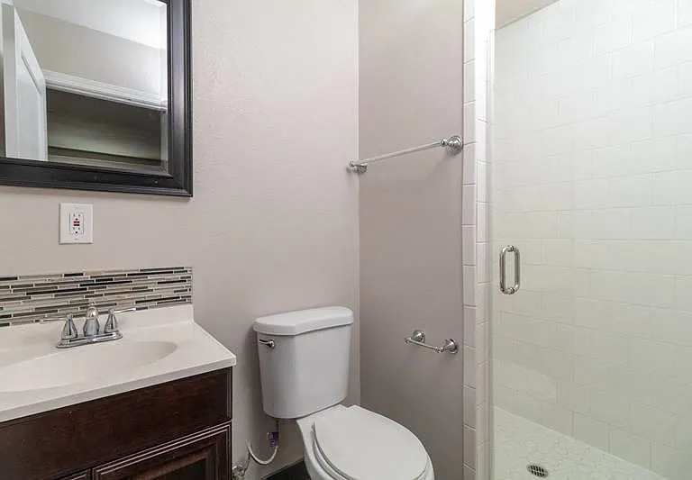 1168 W 36th Pl — Photo 11