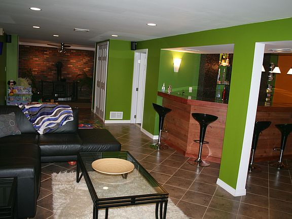 Ground family room,wet bar