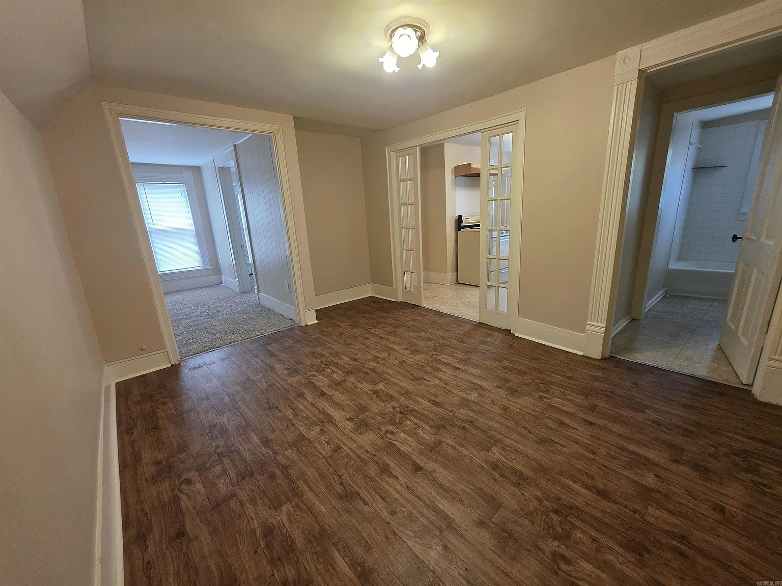 1 bed, 1.0 bath, 738 sqft, $900 — Photo 2