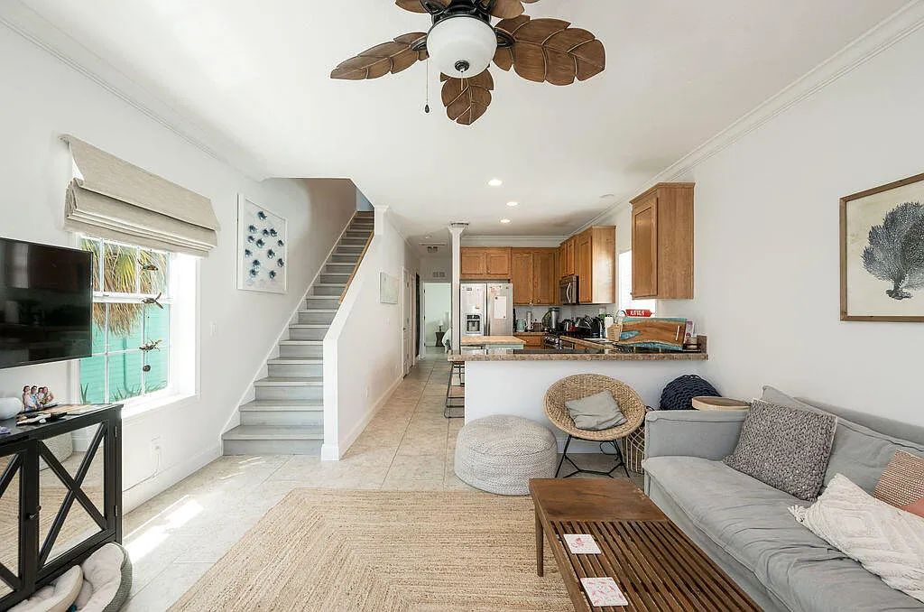 3 bed, 3.0 bath, 1380 sqft, $5,500 — Photo 4