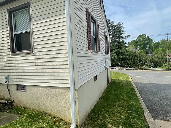 4th image of 213 College Dr