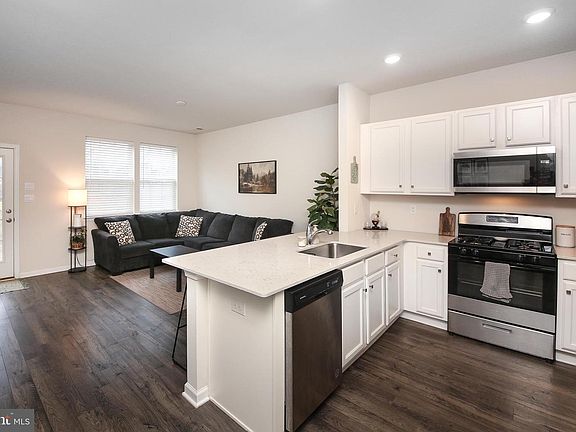 3rd image of 854 Peaceful Ln