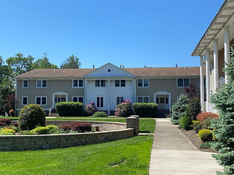 Very Desirable Old Orchard Village!
Well Manicured Landscaping!