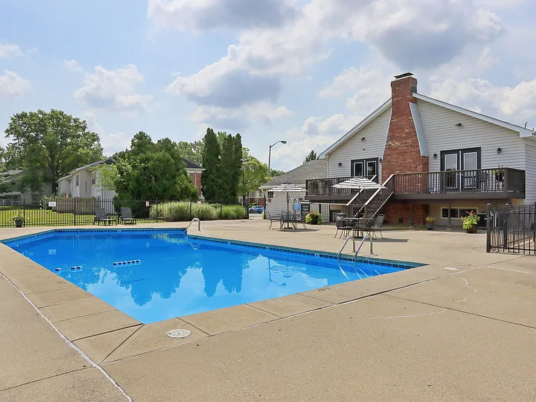 Castleton Manor Apartments — Photo 36