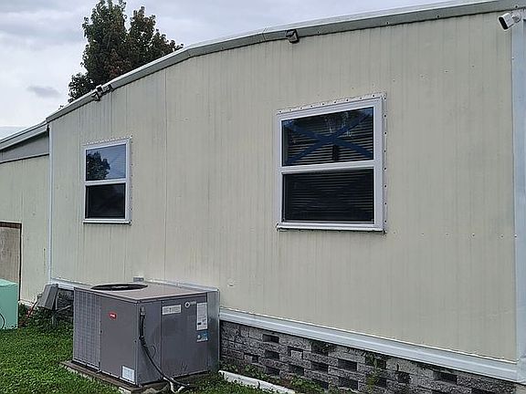 3rd image of 1422 Colt Ln