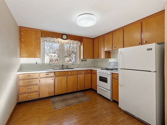 3rd image of 202 Florence St
