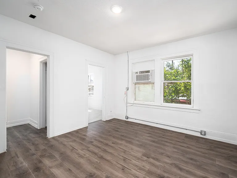 Sunset Heights - 412 W Yandell Street — Photo 16
