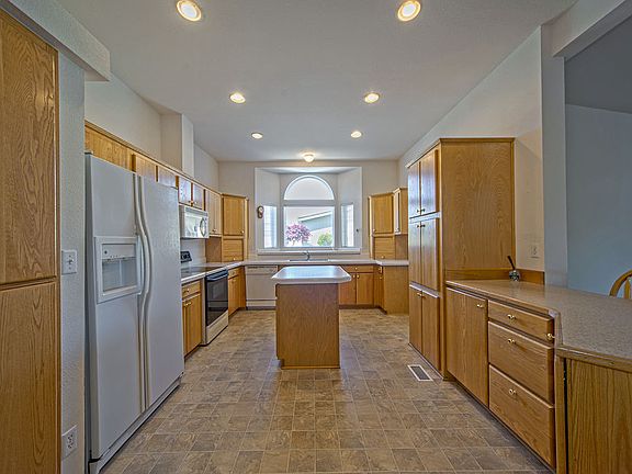 3rd image of 558 Canyon Dr