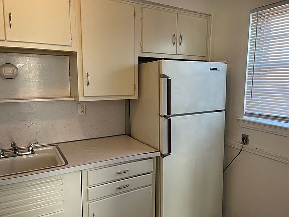 4th image of 21201 Kingsville St APT 202