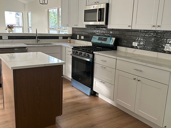 3rd image of 6 W Rosewood Ln