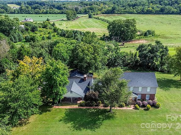 3rd image of 127 Farmwood Dr
