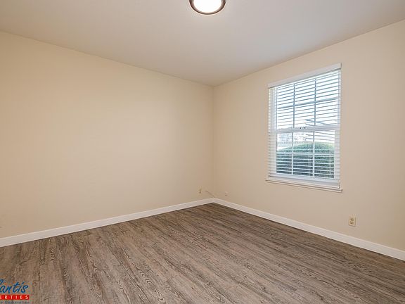 4th image of 984 Ponderosa Ave APT A