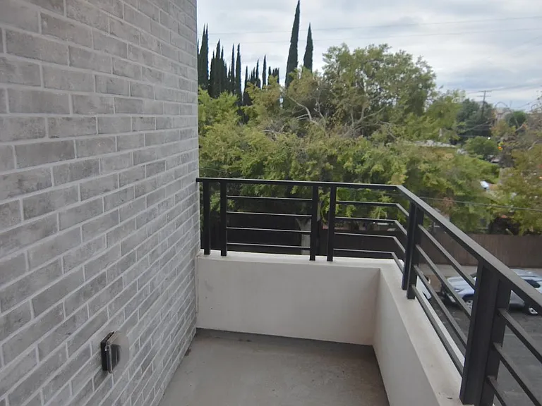 13822 Oxnard St — Photo 6
