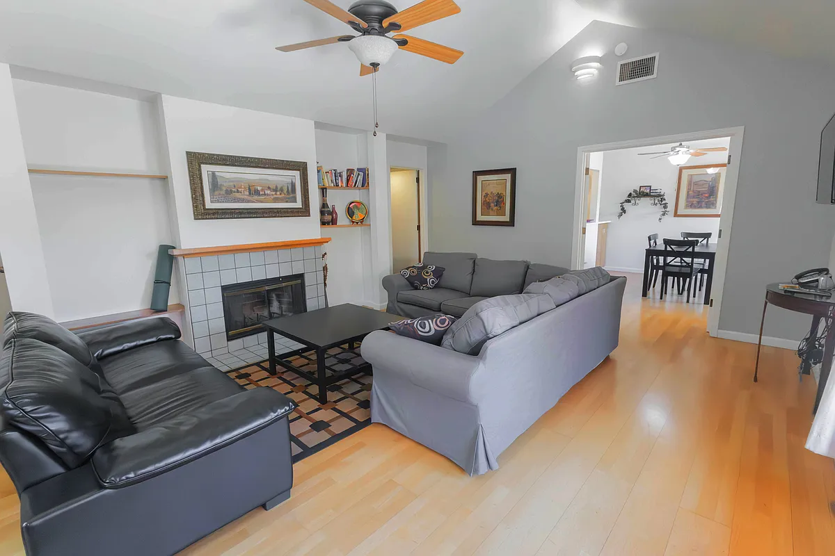 Building Photo - 207 3rd St #320A