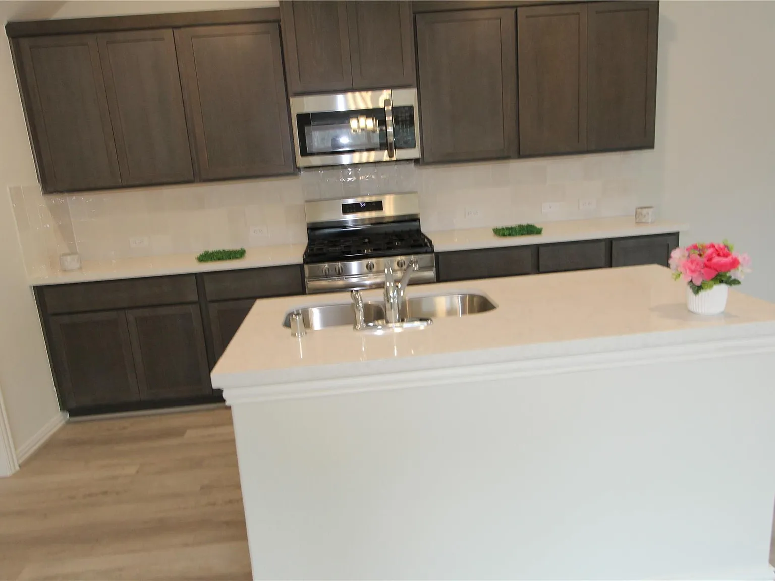 4 bed, 2.5 bath, 1704 sqft, $2,300 — Photo 4