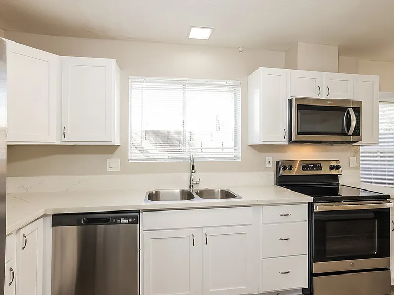 1420 E Topeka Dr — Photo 11