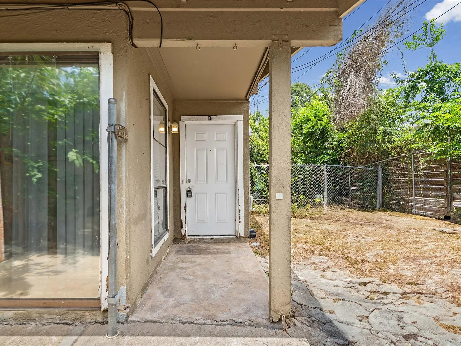 1 bed, 1.0 bath, 2312 sqft, $895 — Photo 2