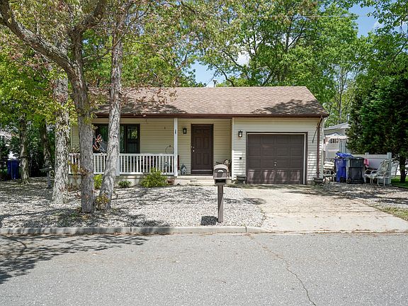 2nd image of 1920 Ravenwood Dr
