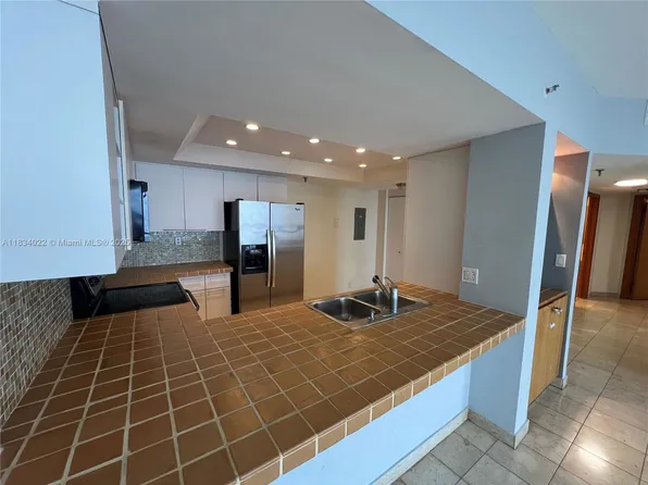 520 Brickell Key Dr, Miami, FL