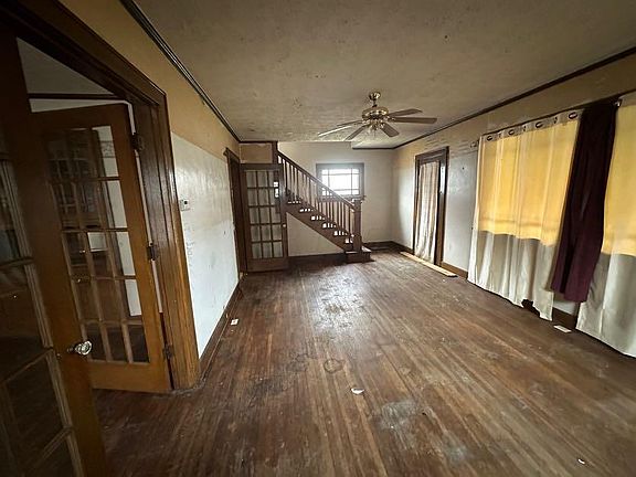 2nd image of 1083 Harrisburg Pike