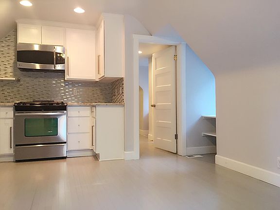 3rd image of 20425 Willamette Dr