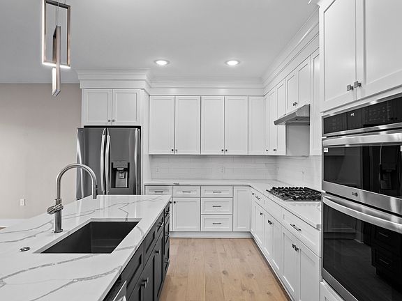 5th image of 739 Manhattan Blvd #102