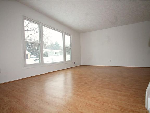 5th image of 59 Beacon Hills Dr N