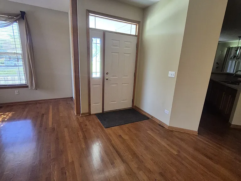 1628 Devonshire Ln — Photo 2
