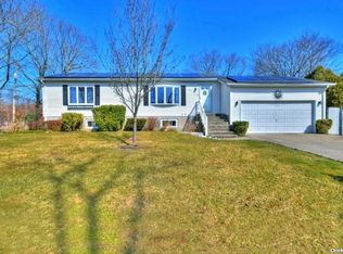 1 Brush Hollow Rd, Holbrook, NY 11741