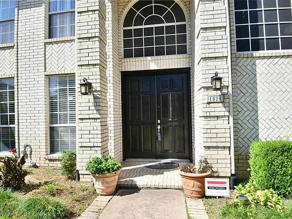 2nd image of 1525 Parliament Ln