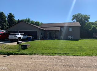 1802 Island Park Dr NW, Jamestown, ND 58401