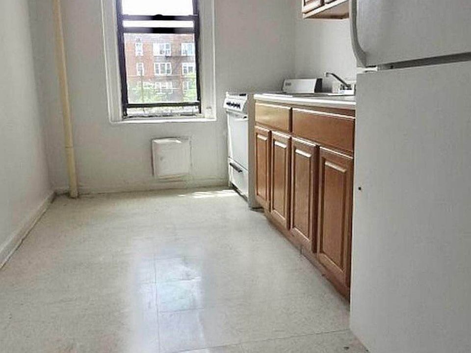 2nd image of 2095 Mohegan Ave #1L
