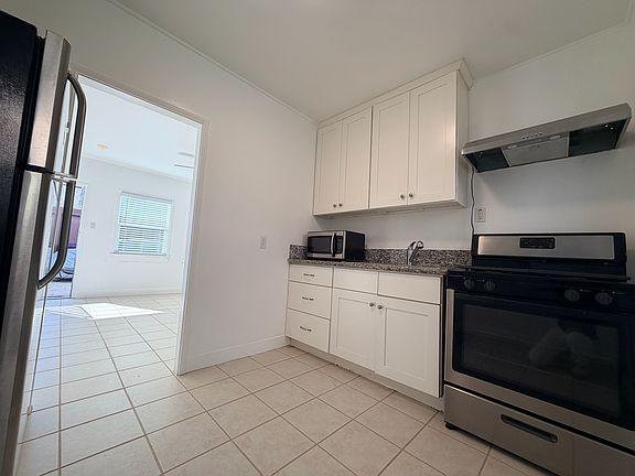 3rd image of 1033 1/2 E 2nd St