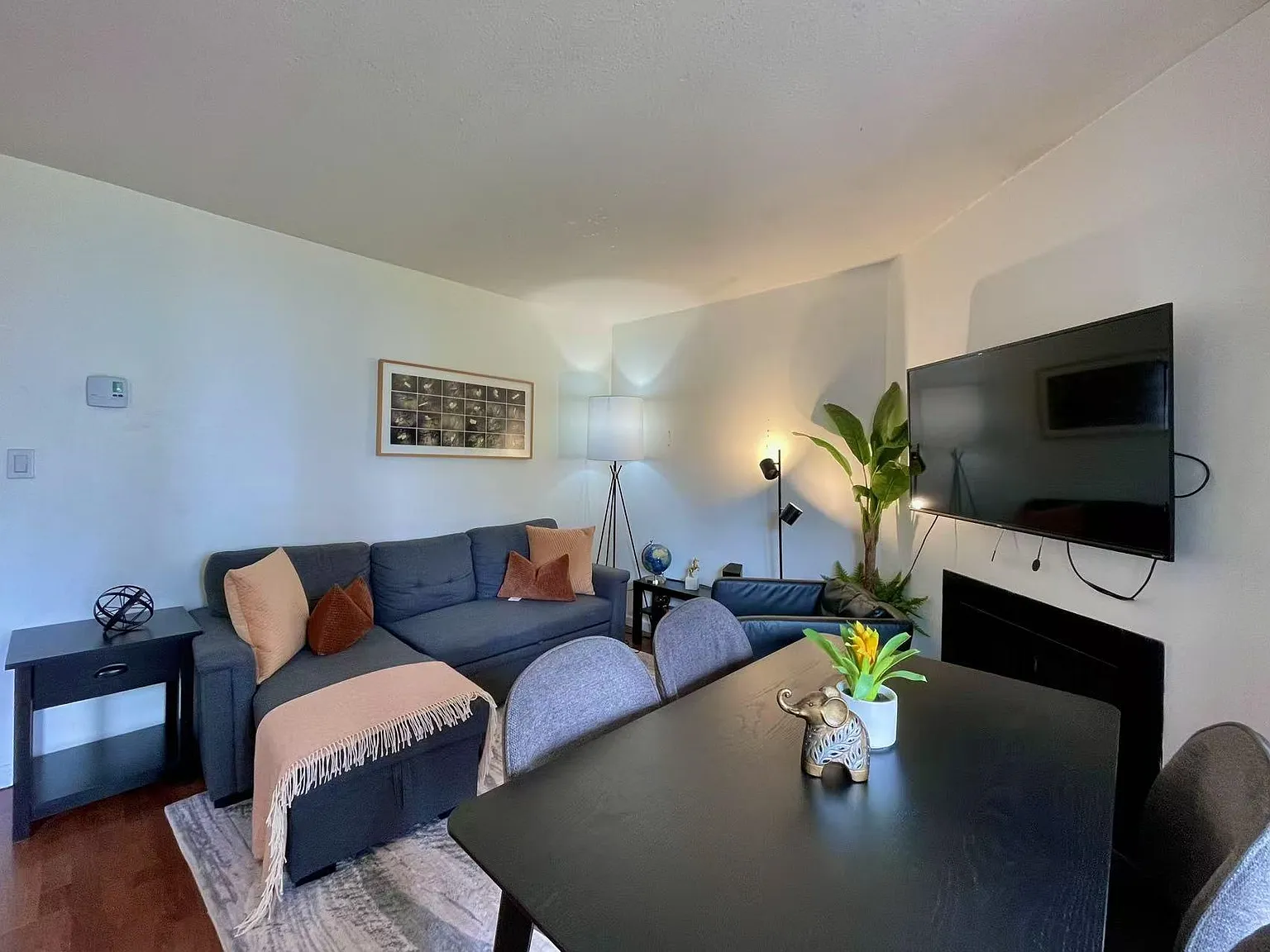 3 bed, 829 sqft, $4,390 — Photo 2