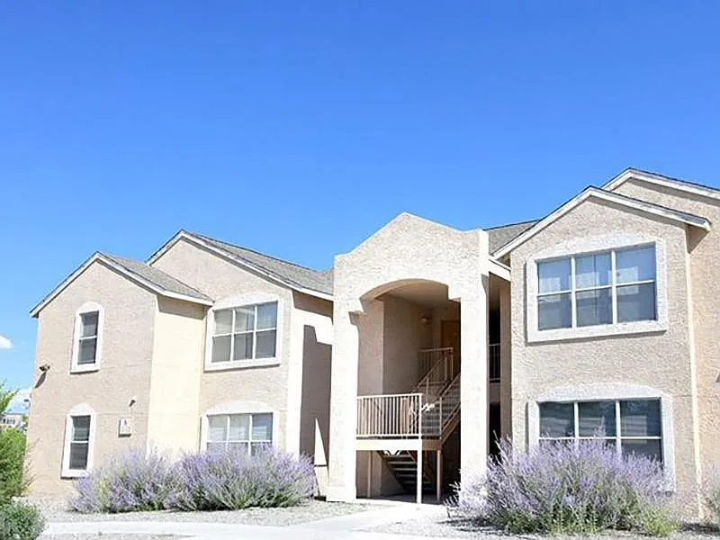 Las Lomas Apartments — Photo 1