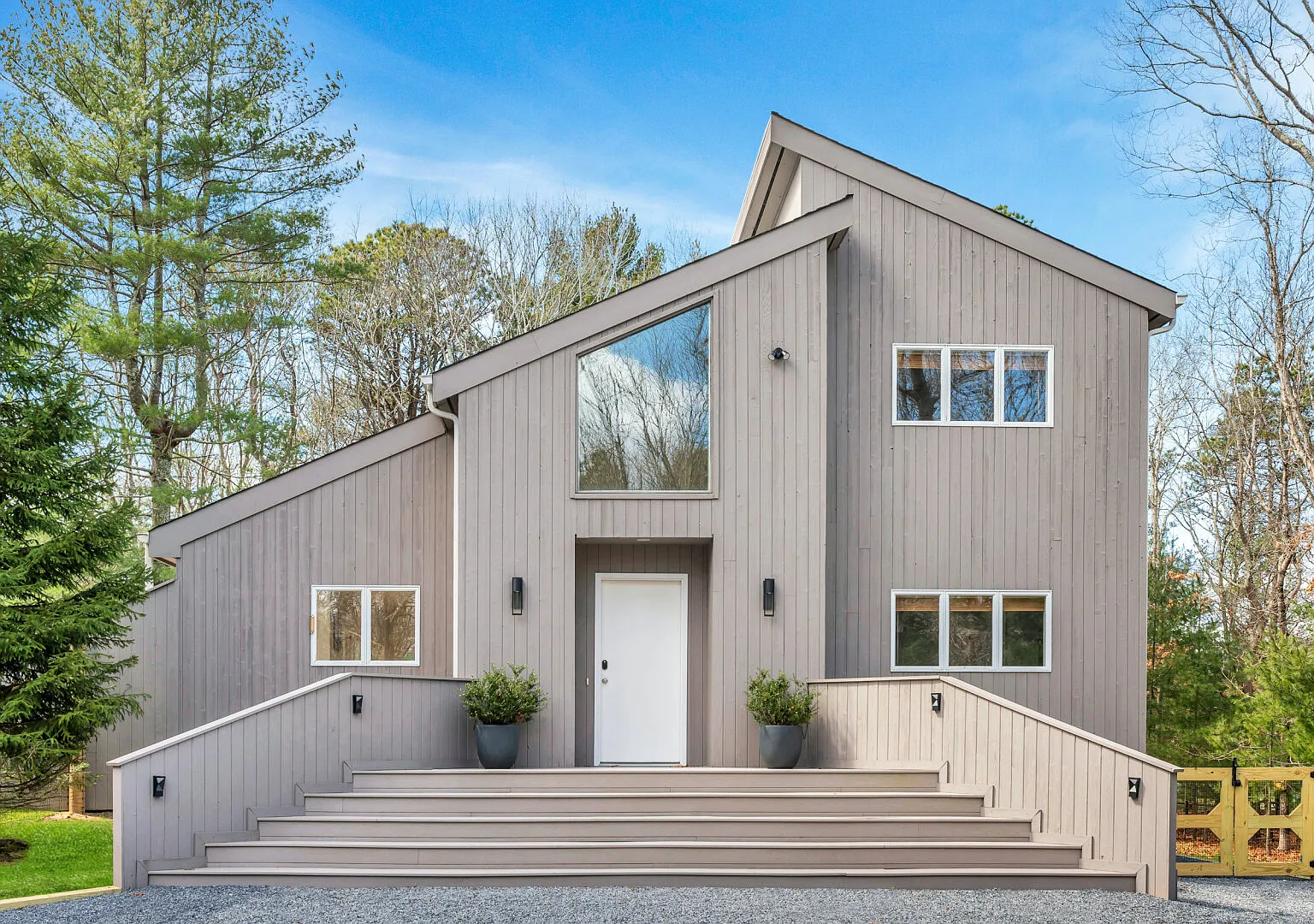Modern East Hampton home, in-ground pool — Photo 1