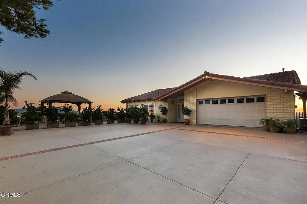 5 bed, 4.0 bath, 5734 sqft, $9,495 — Photo 1
