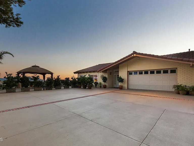 1234 E Tujunga Ave — Photo 1